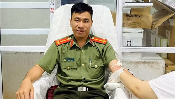 Bí thư đoàn Công an huyện hiến máu cứu thai phụ