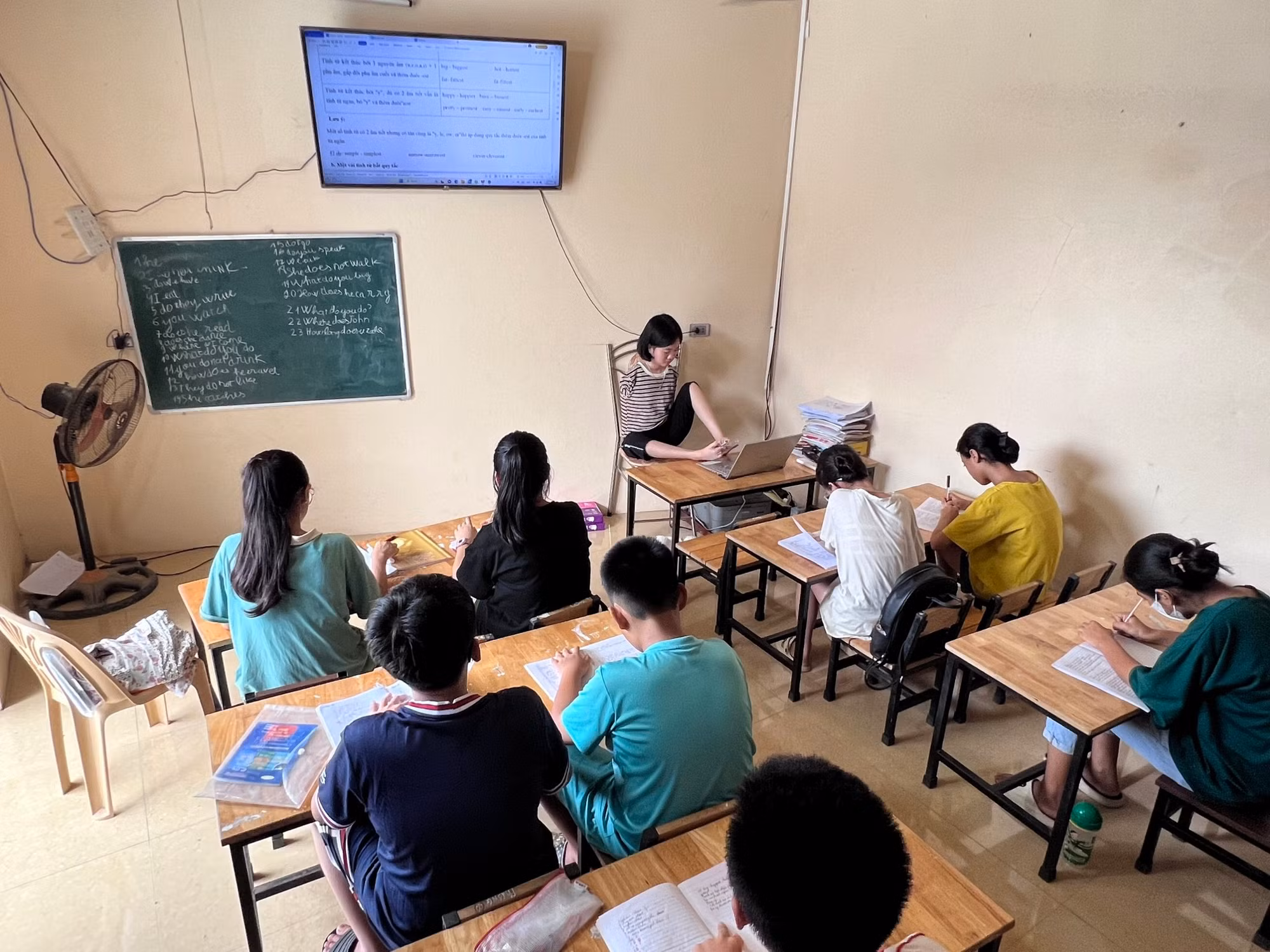 Chuyện xúc động về cô giáo bị khuyết đôi tay -0