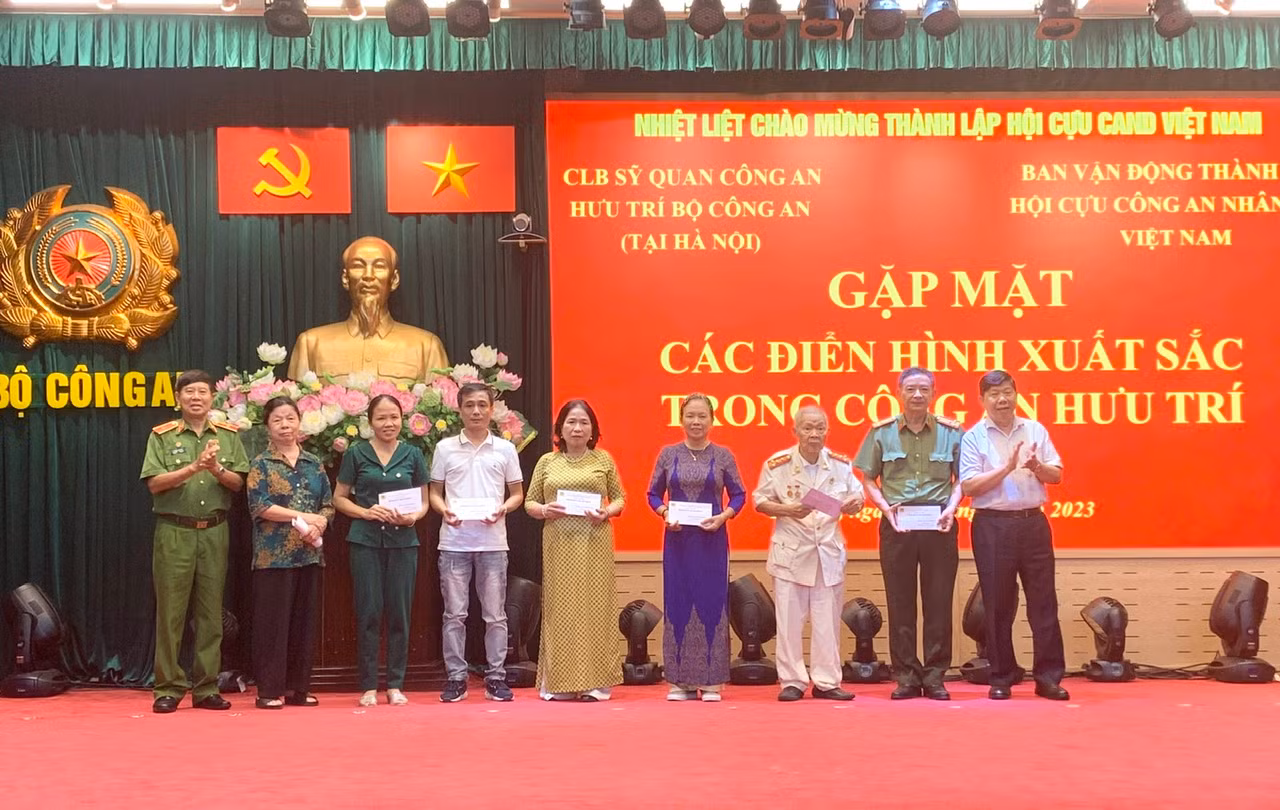 Gặp mặt các điển hình xuất sắc trong Công an hưu trí -0