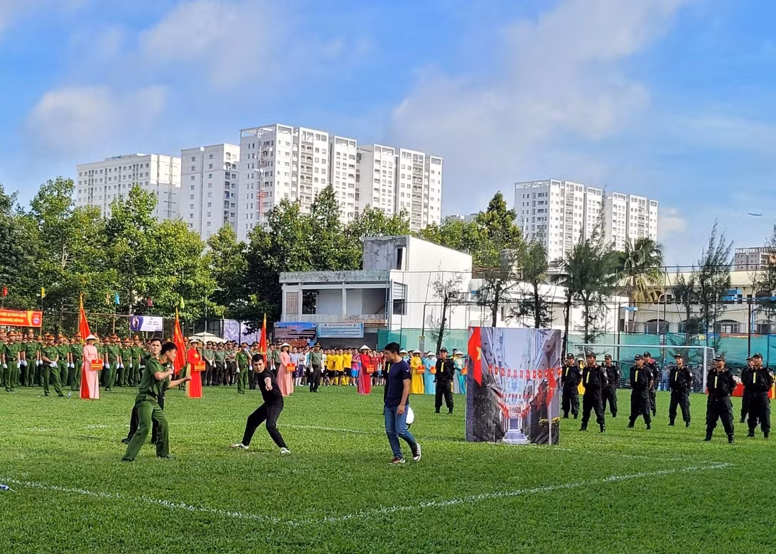 Tưng bừng Hội thi Điều lệnh, võ thuật và Hội thao Công an TP Hồ Chí Minh mở rộng -0
