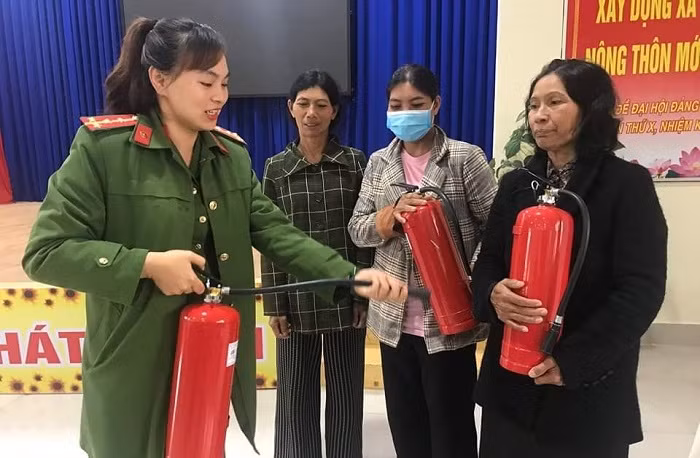 Công an tặng bình chữa cháy cho đồng bào dân tộc thiểu số -0