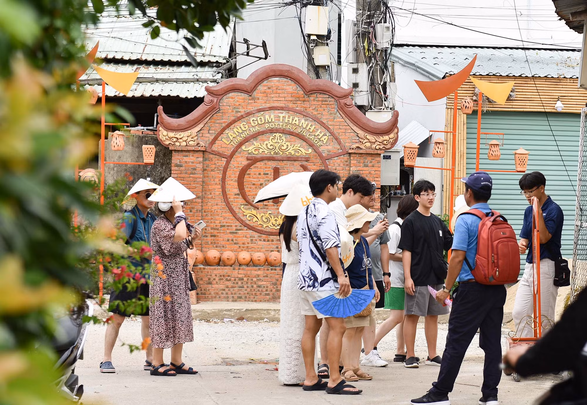 Du khách nước ngoài trải nghiệm làm gốm ở Thanh Hà -0