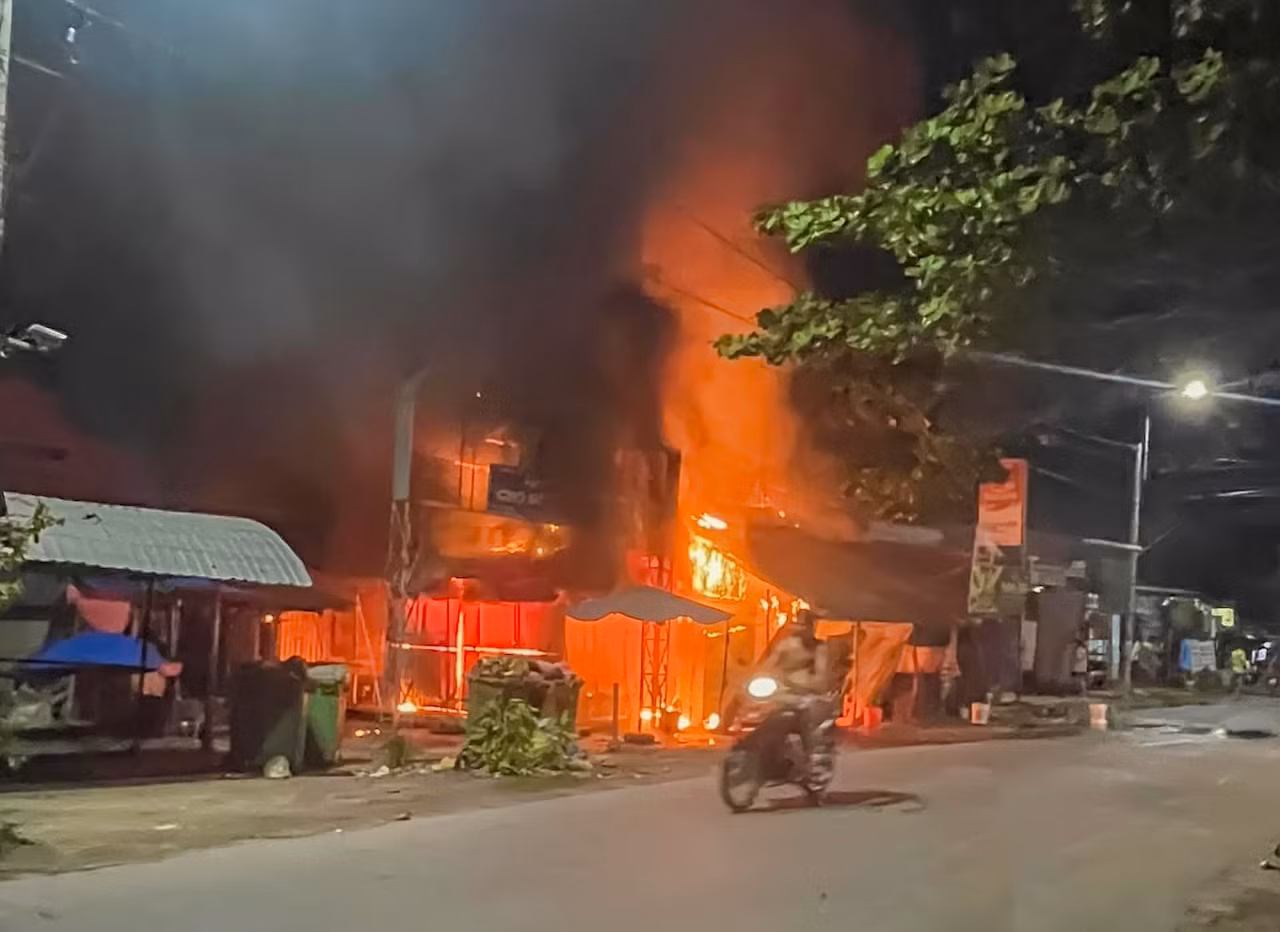 Cháy lớn tại 3 hộ kinh doanh liền kề ở Vĩnh Long -0