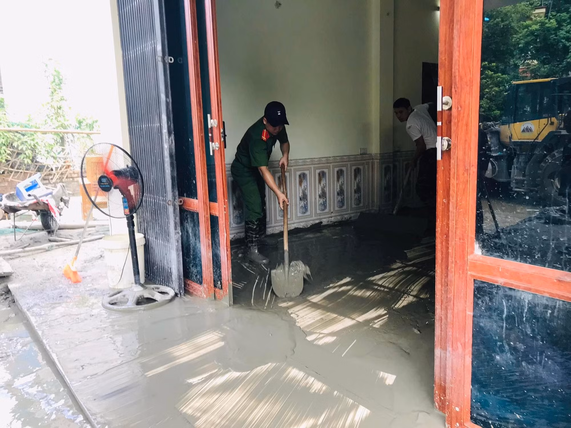 Công an thành phố Lào Cai giúp đỡ người dân ổn định cuộc sống sau sự cố gây ngập úng -0