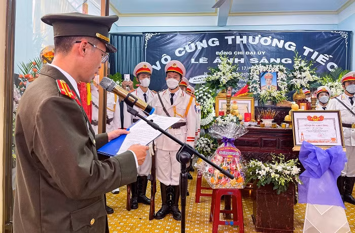 Tiễn đưa linh cữu Đại úy Lê Ánh Sáng trở về quê nhà -0