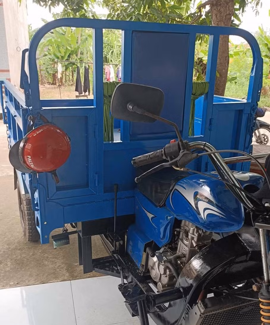 Táo tợn dùng dây vải cột cửa nhà dân rồi lấy trộm xe ba gác -0