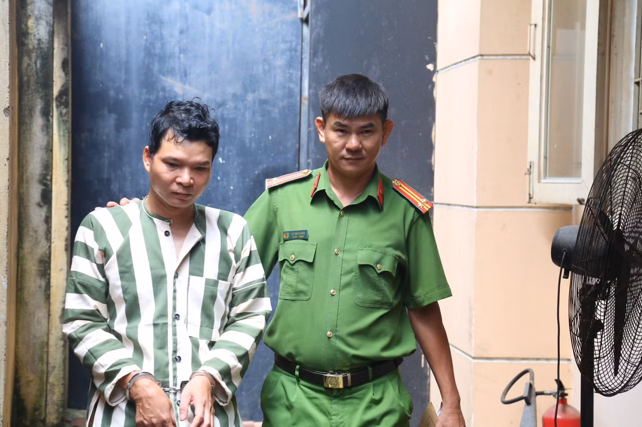 Bắt đối tượng làm giả hàng trăm con dấu, tài liệu -0