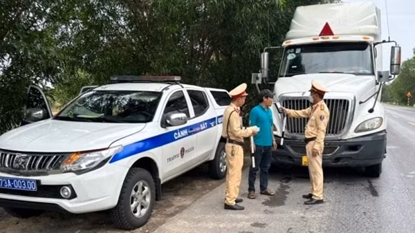Vi phạm nồng độ cồn, một hiệu trưởng bị xử phạt kịch khung