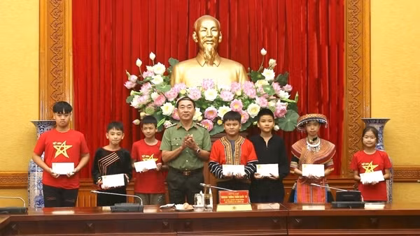 Thứ trưởng Trần Quốc Tỏ gặp mặt con các thương binh, liệt sĩ trong CAND
