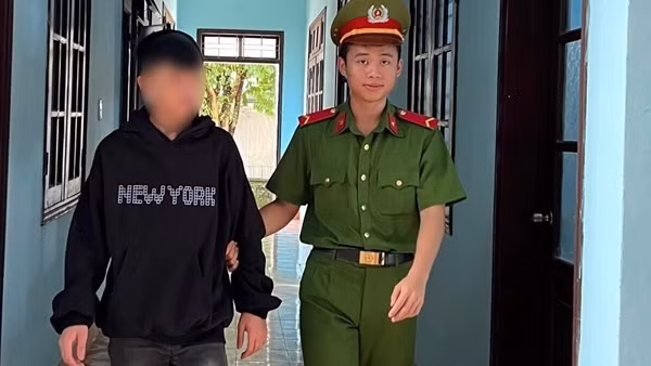 Rủ nhau ném đá xe khách vì nhậu say bị… đèn xe hắt chói mắt!