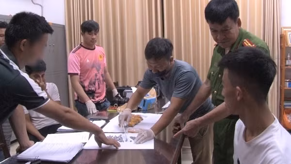 Đang "ôm" gói hàng giấu hơn 1.000 viên ma túy thì bị "tóm"