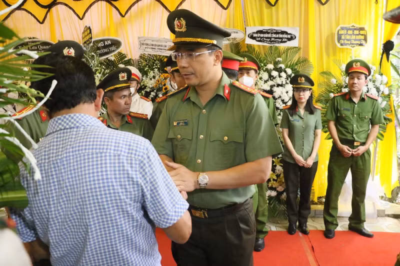 Dân làng đội mưa đón linh cữu liệt sĩ hy sinh về với đất mẹ -0