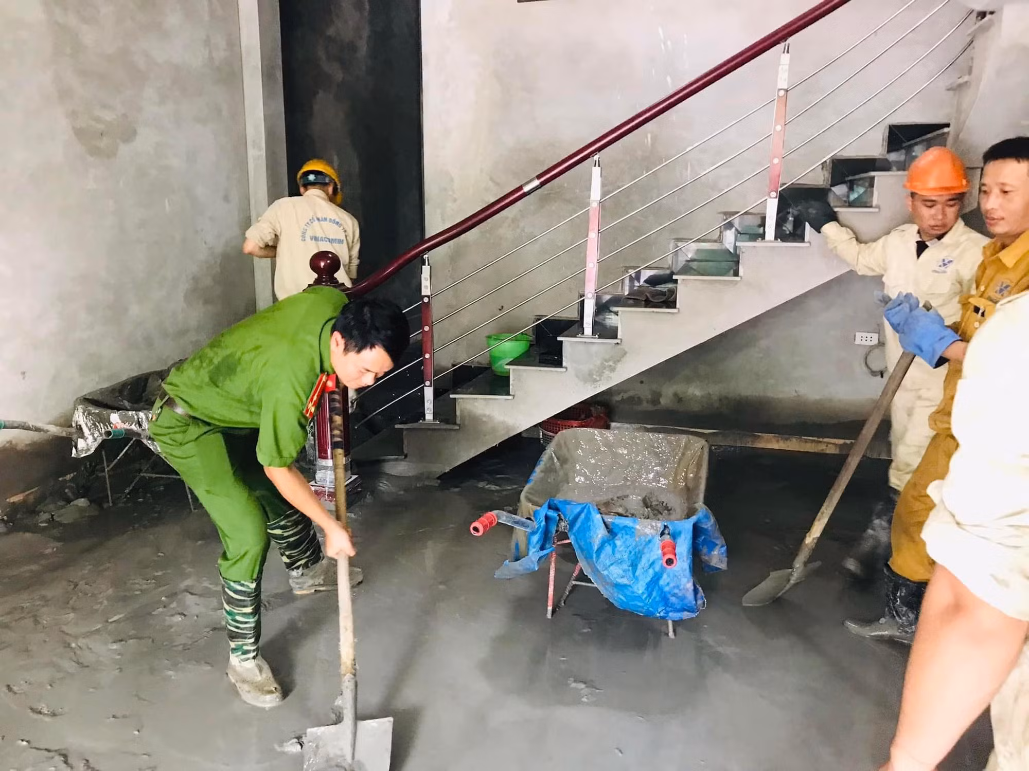 Công an thành phố Lào Cai giúp đỡ người dân ổn định cuộc sống sau sự cố gây ngập úng -1