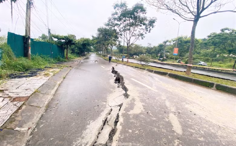 Sau chắp vá, đường Hồ Chí Minh càng bị sạt lở nghiêm trọng -0