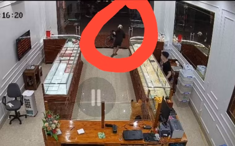 Khởi tố đối tượng vào cửa hàng vàng cướp tài sản -0