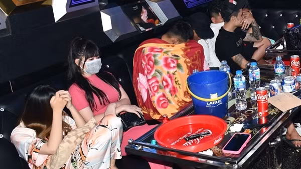 17 nam nữ thanh niên vào karaoke để "phê" ma túy