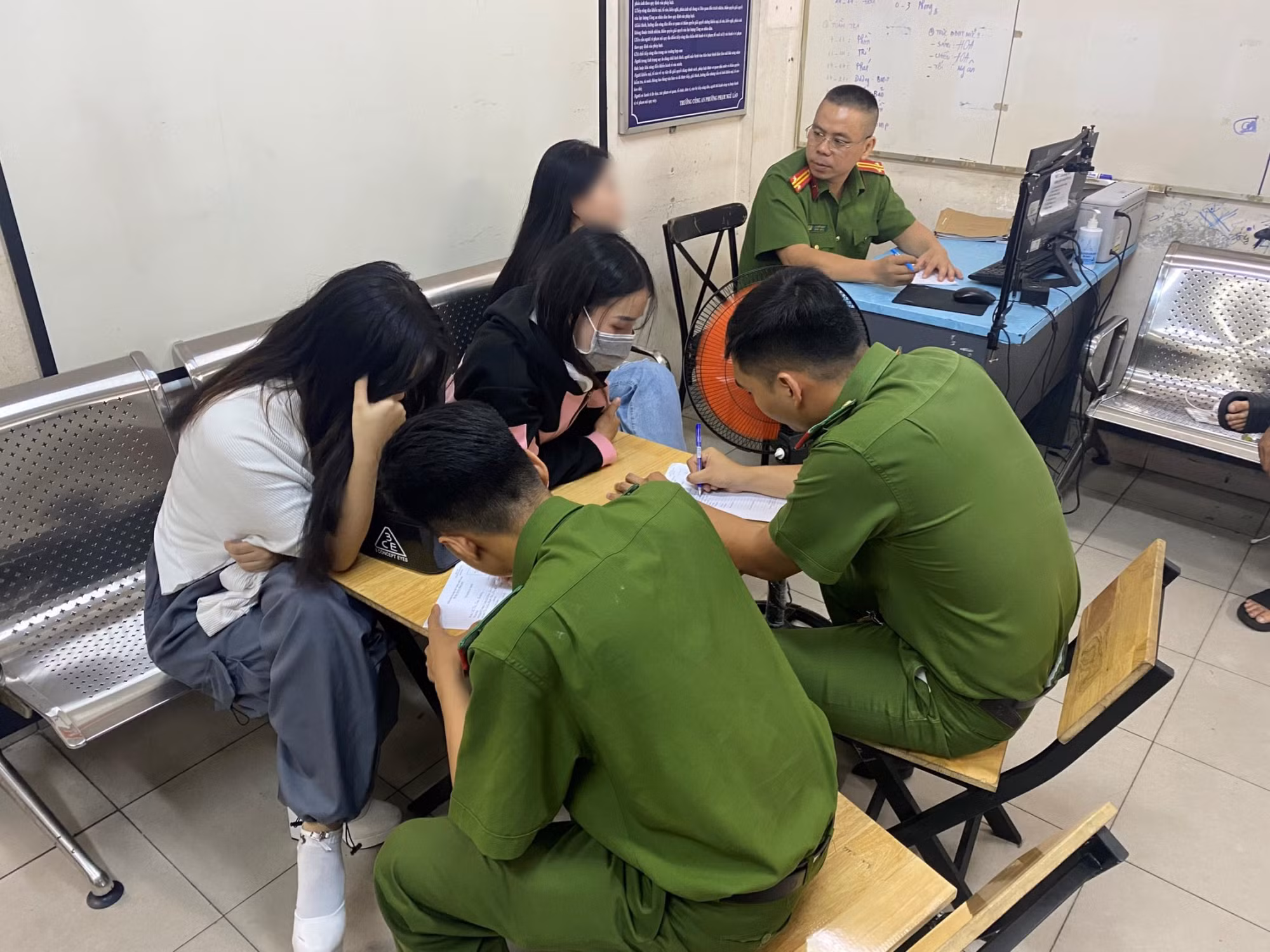 Tăng cường kiểm tra, chấn chỉnh toàn bộ hoạt động kinh doanh ở khu “phố Tây” Bùi Viện -0