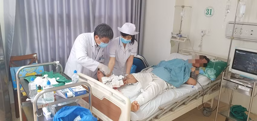 Nối thành công bàn chân gần đứt lìa cho bệnh nhân bị tai nạn giao thông -0