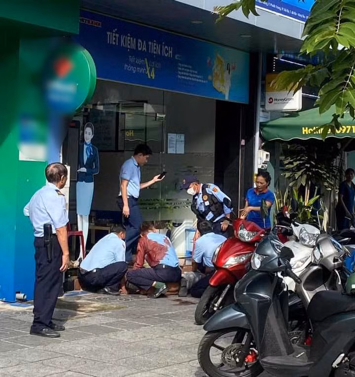 Mâu thuẫn khi giao ca, nhân viên bảo vệ ngân hàng dùng kéo đâm đồng nghiệp gây thương tích -0