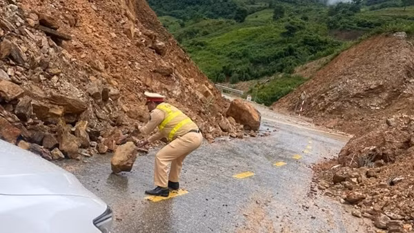 CSGT lập nhiều chốt chặn cảnh báo sạt lở ở Hòa Bình và Điện Biên