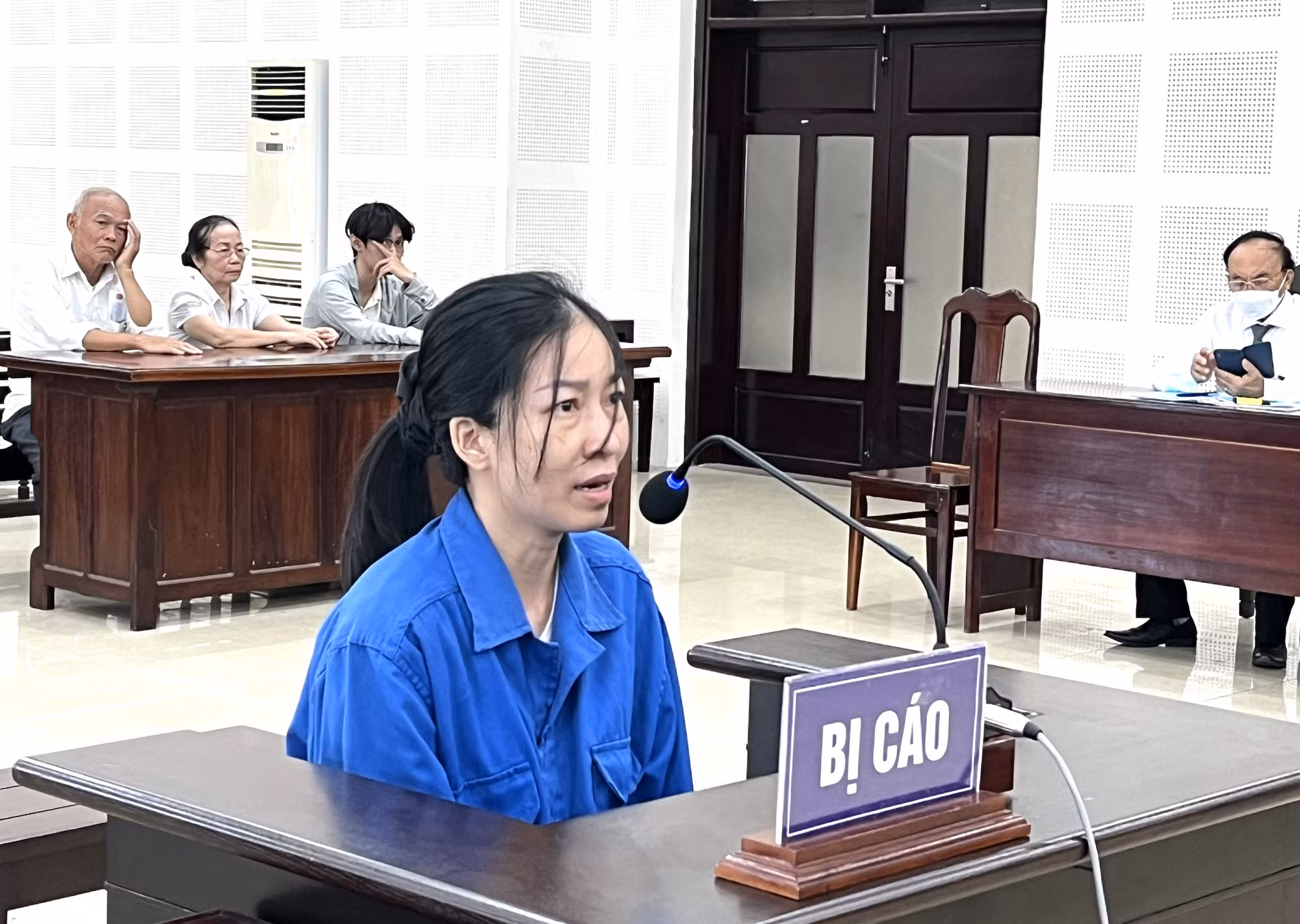 Tranh cãi chuyện ly hôn, nữ giảng viên phóng hỏa đốt chồng -0