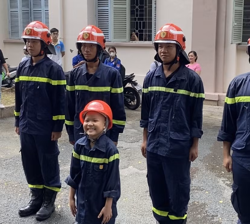 Giấc mơ làm lính cứu hỏa của cậu bé 7 tuổi bị ung thư -0