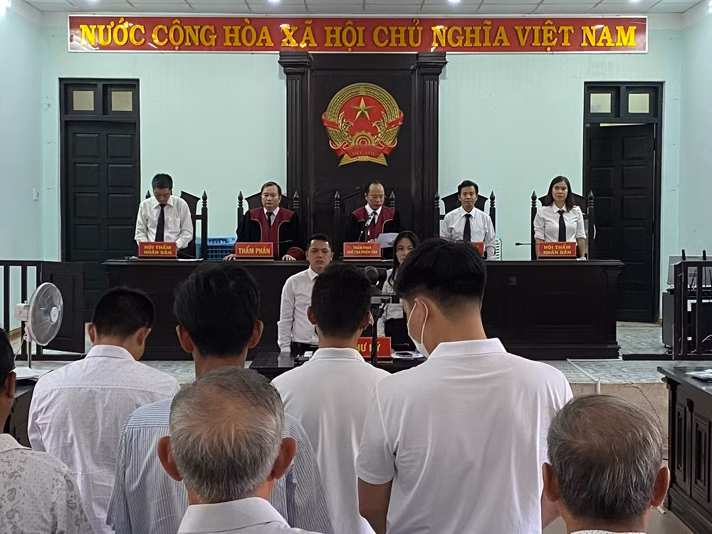 Tuyên án 71 bị cáo trong vụ án kê khống hơn 1.200 mộ giả -0