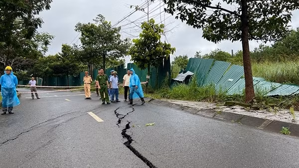 Công an Đắk Nông đưa người dân và tài sản ra khỏi nơi có nguy cơ sạt lở