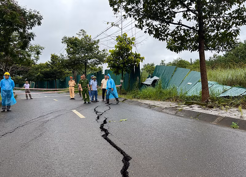 Công an tỉnh Đắk Nông khẩn trương đưa người dân và tài sản ra khỏi nơi có nguy cơ sạt lở -2
