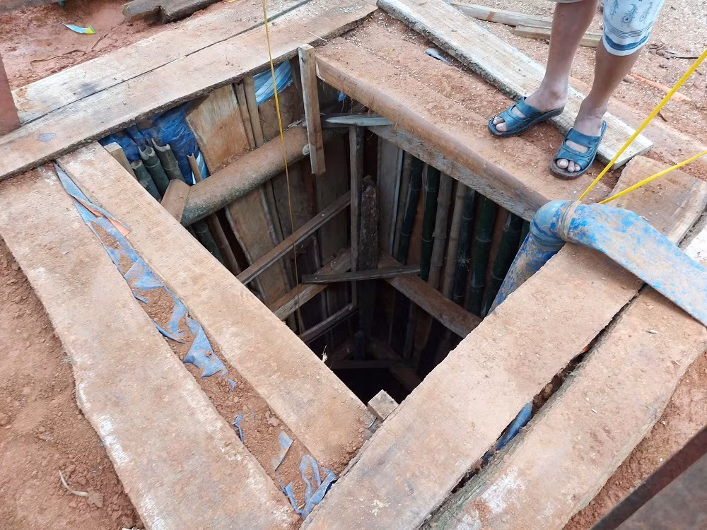 Phu vàng biến mất trong lòng đất khi bị kiểm tra -0