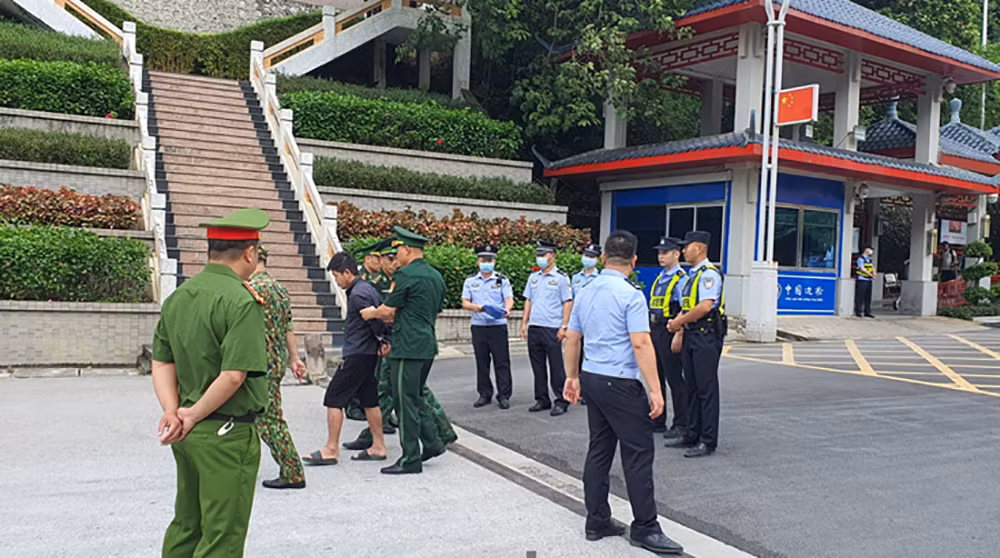 Tiếp nhận nghịch tử giết cha trốn nã sang Trung Quốc -0