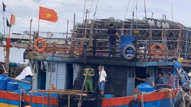 Đang điều tra nguyên nhân 2 tàu cá bị cháy khi đang neo đậu trên sông Nhật Lệ -0