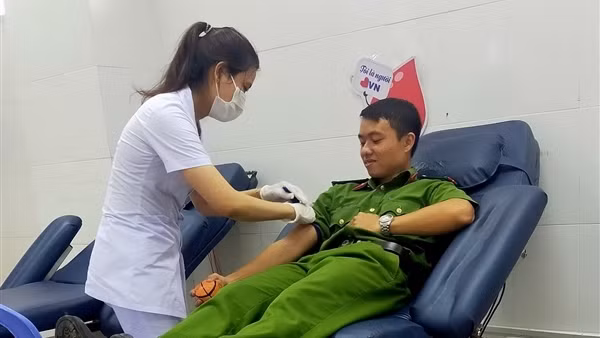 3 cán bộ Công an kịp thời hiến máu cứu bệnh nhi sơ sinh ở Ninh Thuận