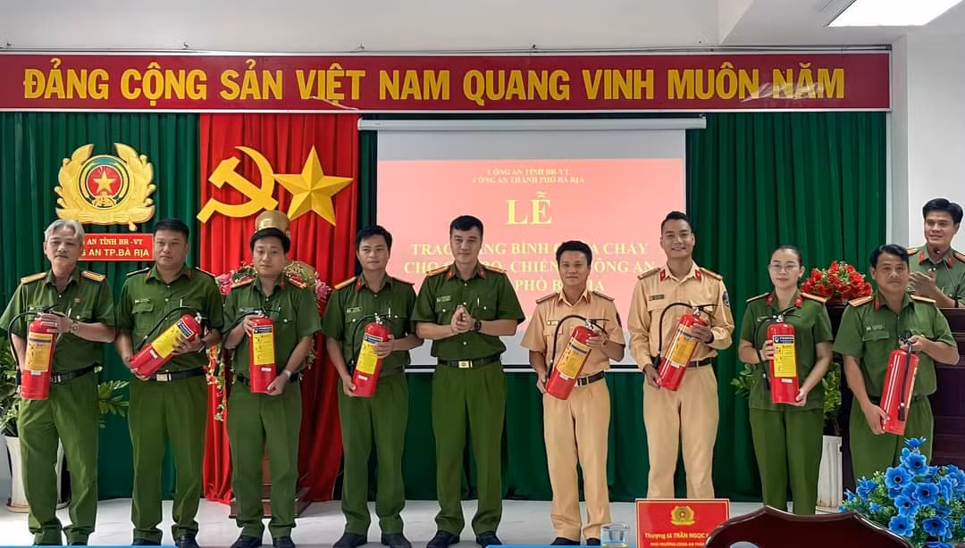 Công an TP Bà Rịa trao tặng bình chữa cháy cho cán bộ chiến sĩ và thân nhân -0