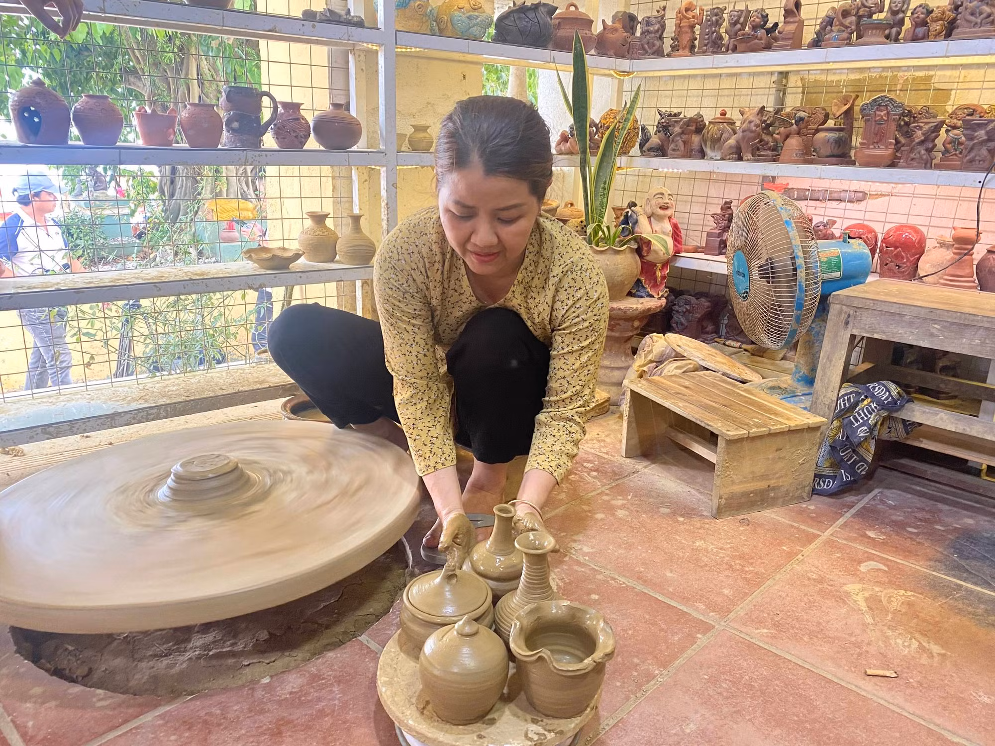Du khách nước ngoài trải nghiệm làm gốm ở Thanh Hà -0