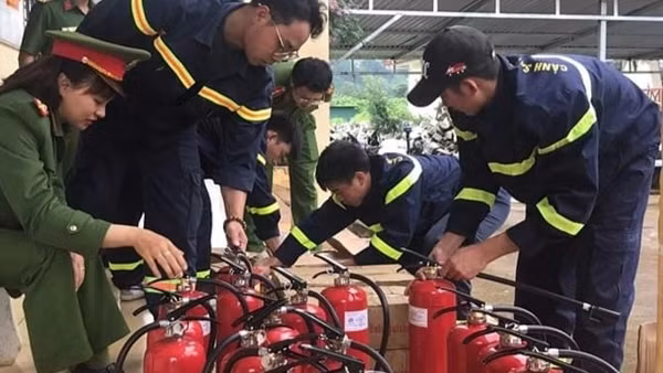 Công an tặng bình chữa cháy cho đồng bào dân tộc thiểu số