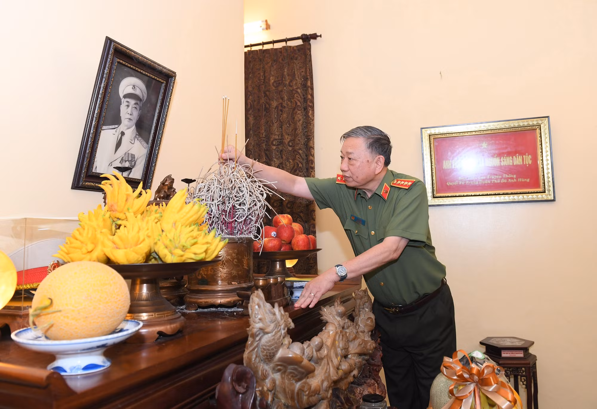 Bộ trưởng Tô Lâm thăm hỏi gia đình, tri ân các đồng chí cố lãnh đạo Bộ Công an -0