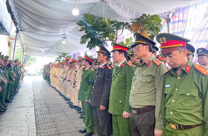 Tiễn đưa linh cữu Đại úy Lê Ánh Sáng trở về quê nhà -0