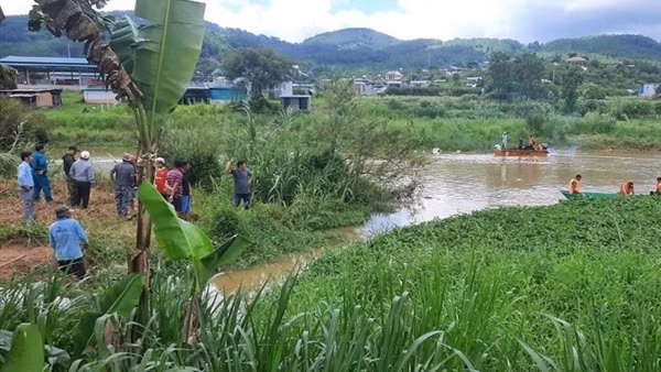 Qua sông Đa Nhim chơi, bé trai 7 tuổi bị nước cuốn trôi