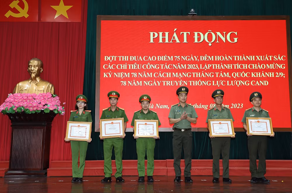 Công an Hà Nam: Phát động đợt thi đua cao điểm 75 ngày, đêm hoàn thành xuất sắc các chỉ tiêu công tác năm 2023 -0