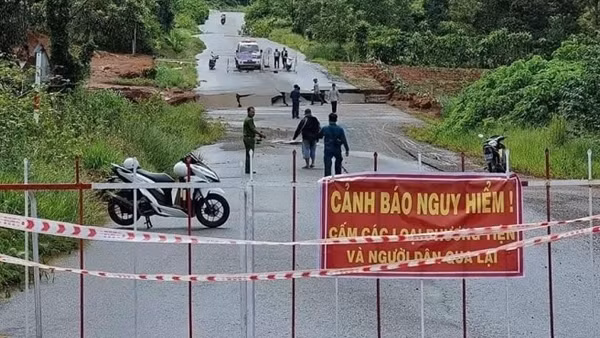 Mưa lớn xuyên đêm gây ra lũ lụt ở Lâm Đồng