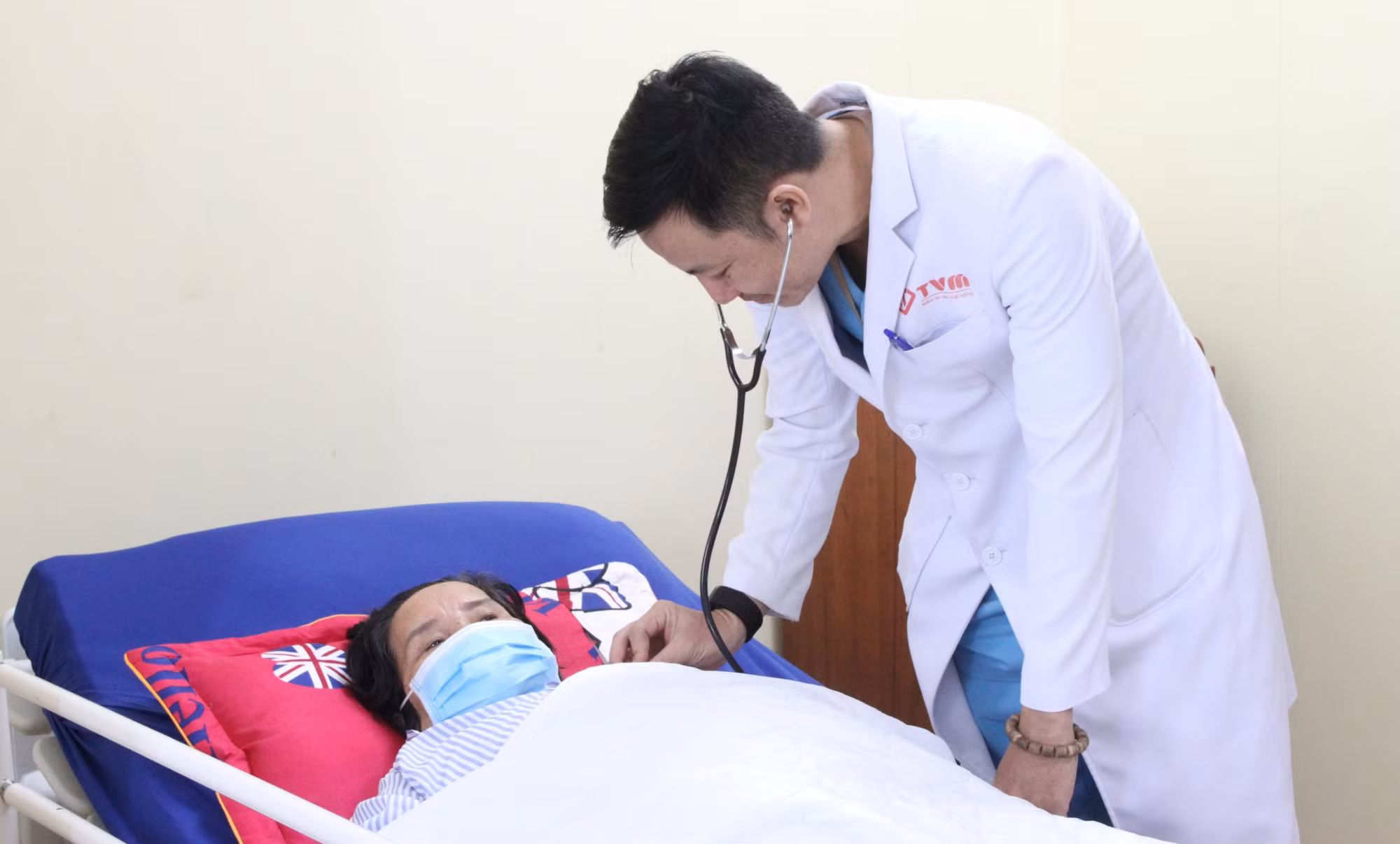 Ống stent bị bỏ quên 6 năm trong túi mật cụ bà 77 tuổi -0