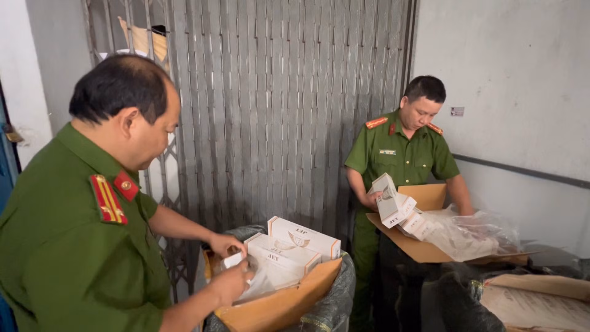Tăng cường xử lý tội phạm vận chuyển, buôn bán thuốc lá lậu -0