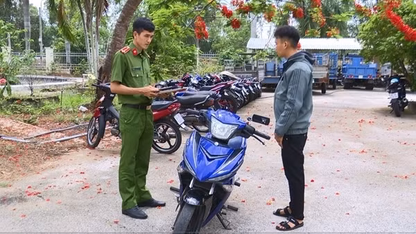 Công an trao trả xe máy cho người bị mất cắp