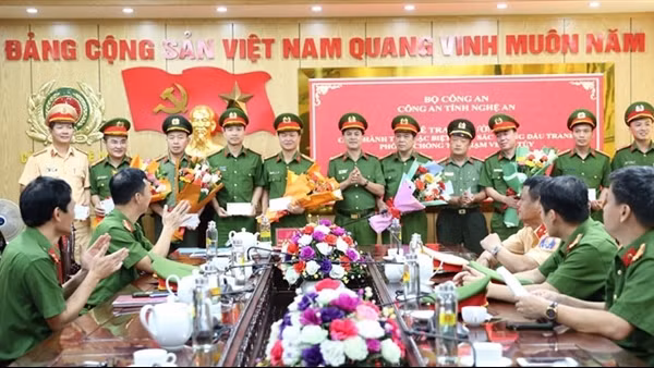 Trao thưởng các thành tích xuất sắc trong đấu tranh phòng chống tội phạm ma túy
