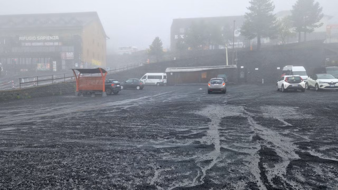 Núi lửa Etna phun trào kịch phát, cột dung nham cao hơn 10km -0