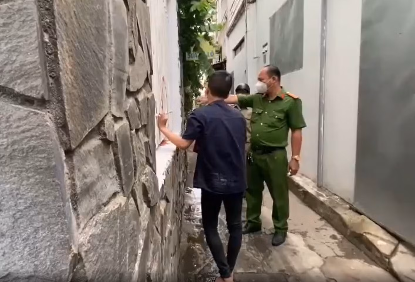 Tạt sơn “khủng bố” đòi nợ, bị Công an bắt lau chùi hết vết sơn đã tạt -0