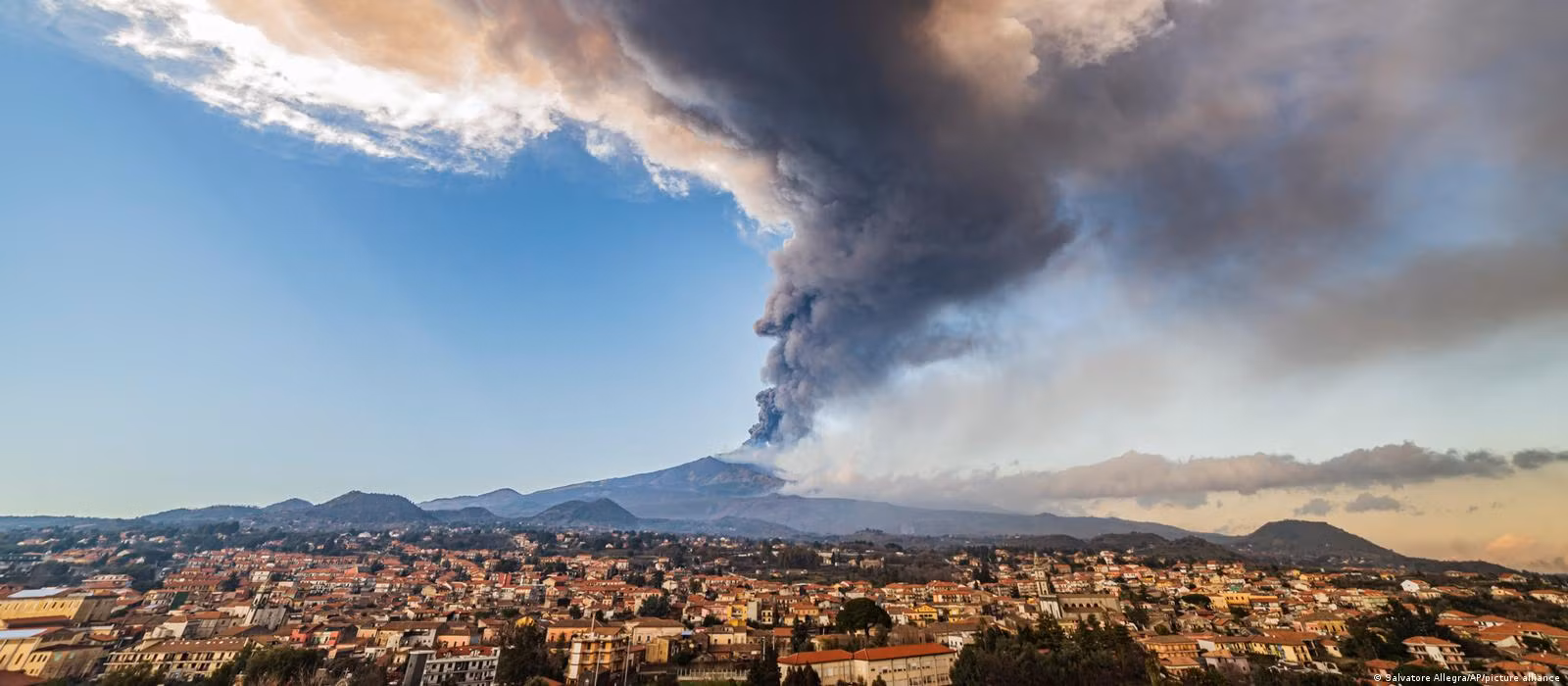 Núi lửa Etna phun trào kịch phát, cột dung nham cao hơn 10km -0