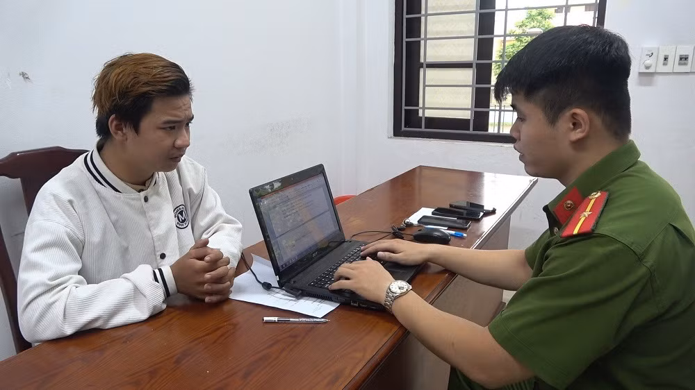 Bị tóm khi mang 2 xe gian đi tiêu thụ -0