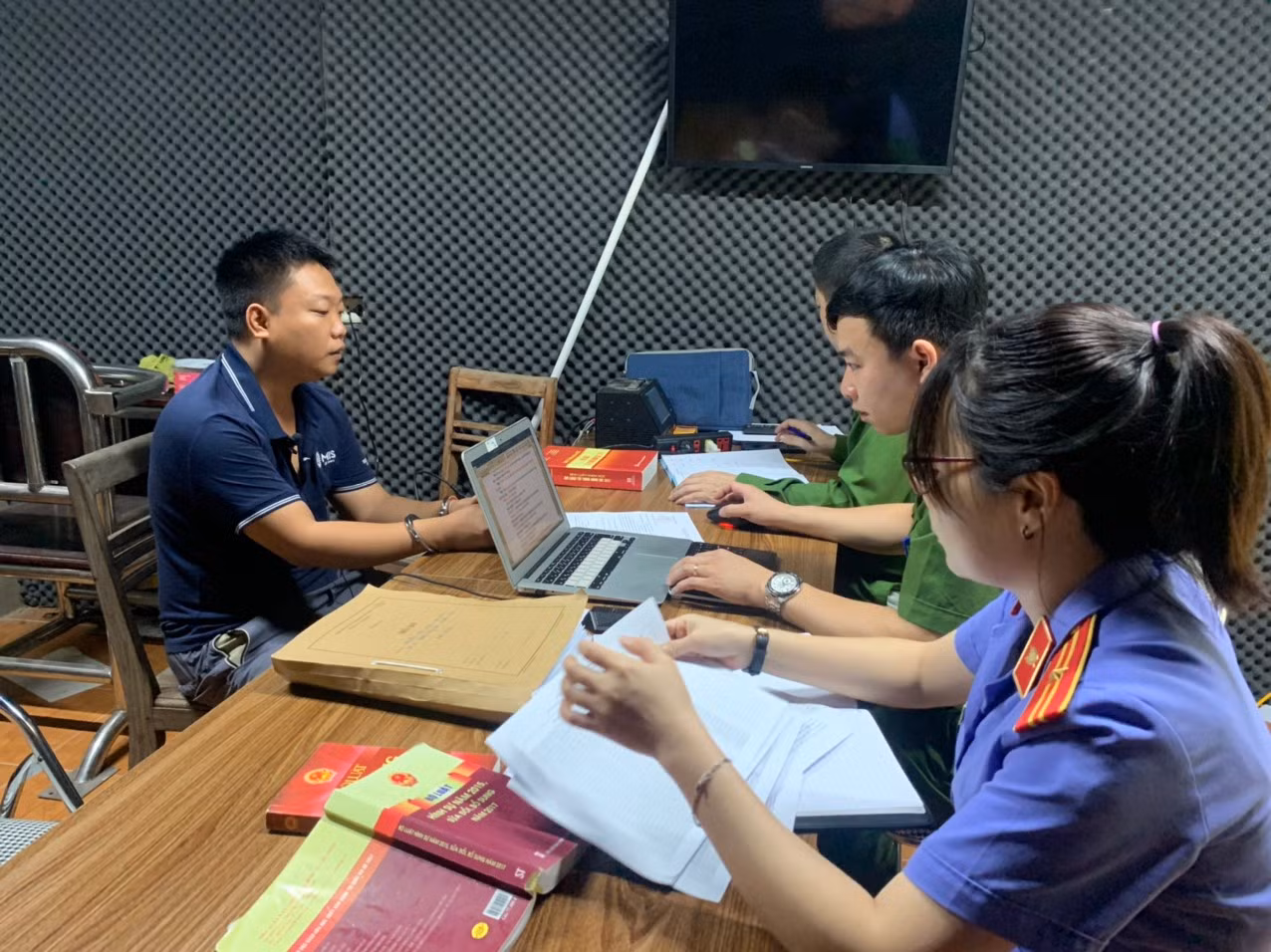 Khởi tố đối tượng “Truyền bá văn hóa phẩm đồi trụy” -0